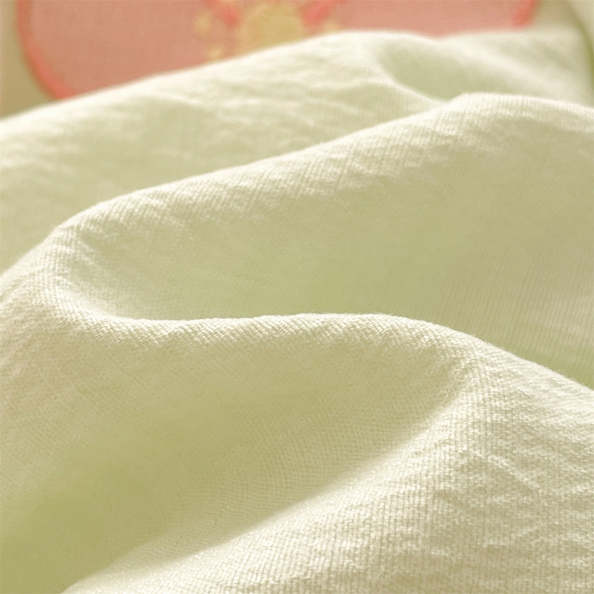 91家纺网 家纺一手货源 找家纺 盛秋家纺 2026新款皱皱纱散点绣夏被-妮可 花朵清新绿