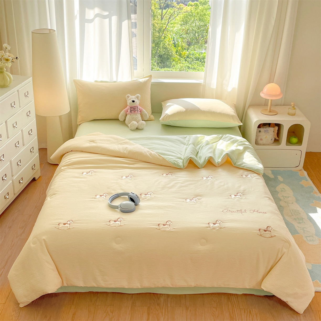 91家纺网 家纺一手货源 找家纺 盛秋家纺 2026新款皱皱纱散点绣夏被-妮可 小马奶黄