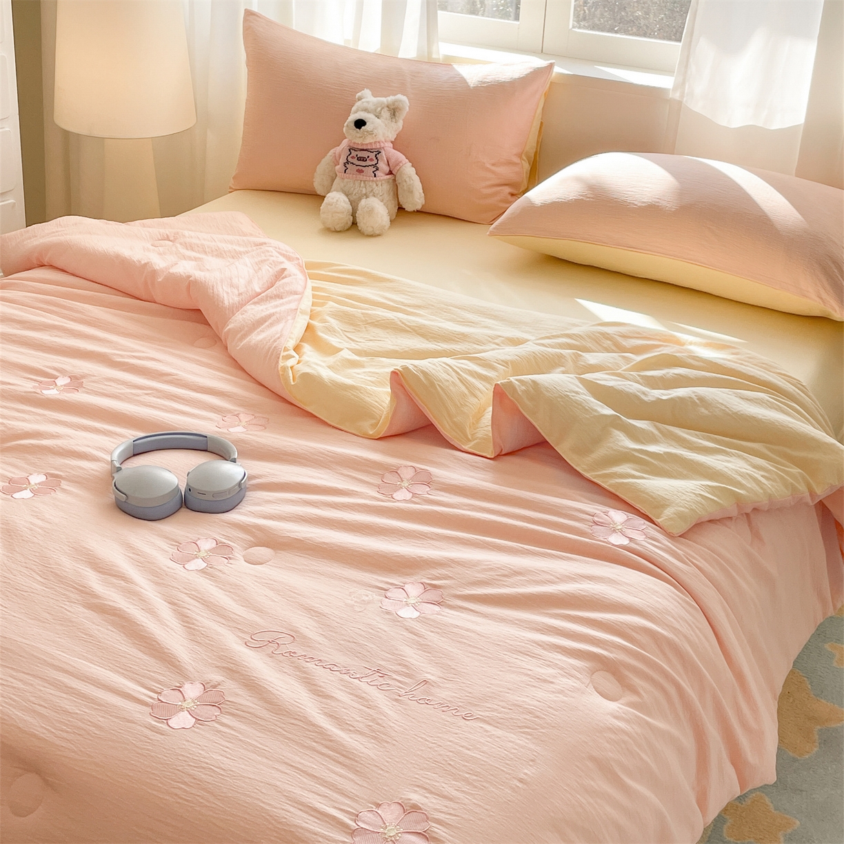 91家纺网 家纺一手货源 找家纺 盛秋家纺 2026新款皱皱纱散点绣夏被-妮可 花朵奶油粉