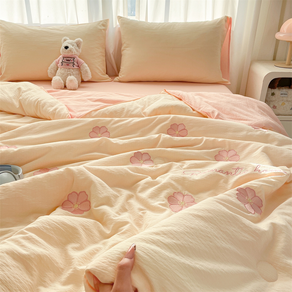 91家纺网 家纺一手货源 找家纺 盛秋家纺 2026新款皱皱纱散点绣夏被-妮可 花朵奶昔白