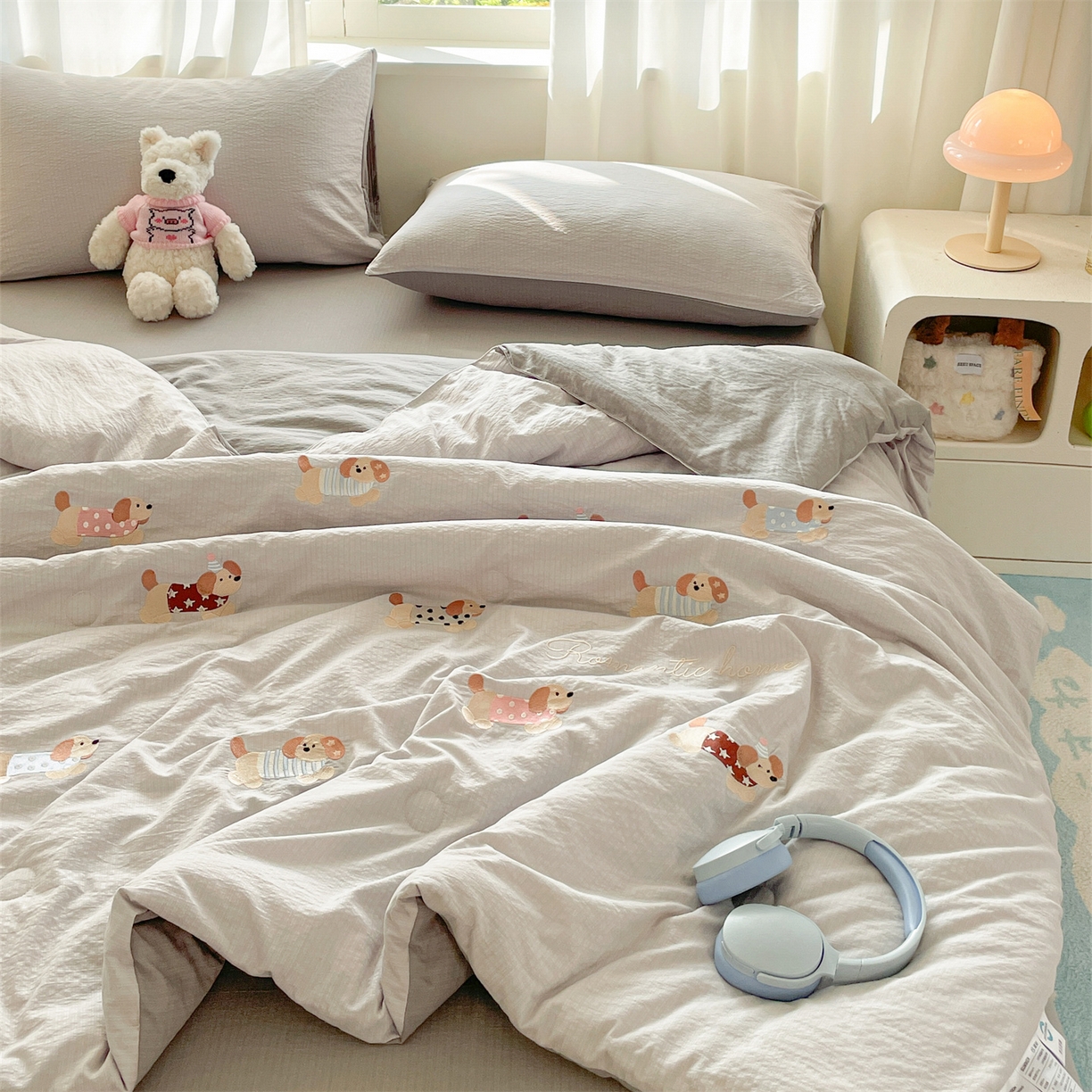 91家纺网 家纺一手货源 找家纺 盛秋家纺 2026新款皱皱纱散点绣夏被-妮可 腊肠狗山灰