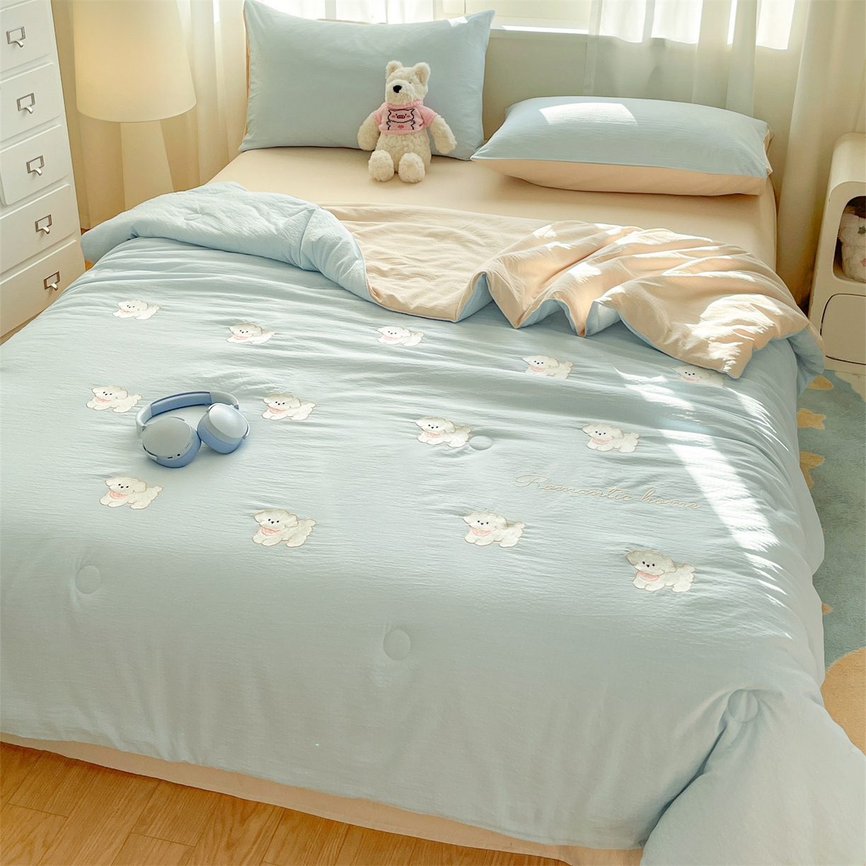 91家纺网 家纺一手货源 找家纺 盛秋家纺 2026新款皱皱纱散点绣夏被-妮可 小狗天空蓝