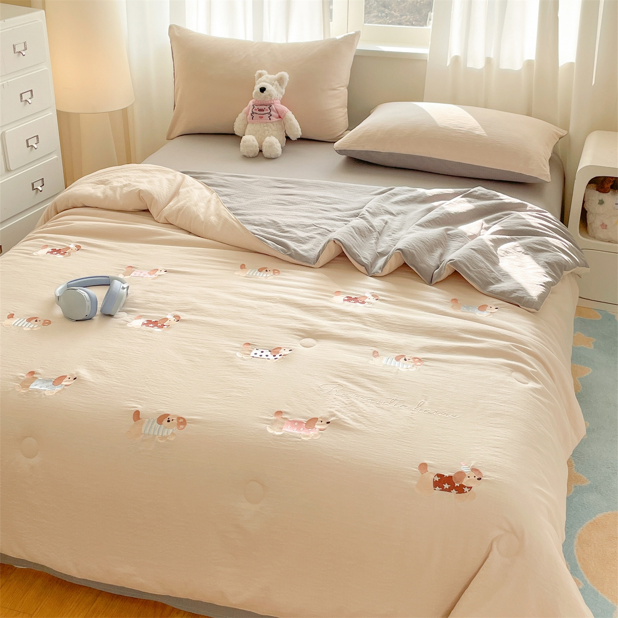 91家纺网 家纺一手货源 找家纺 盛秋家纺 2026新款皱皱纱散点绣夏被-妮可 腊肠狗梧桐杏