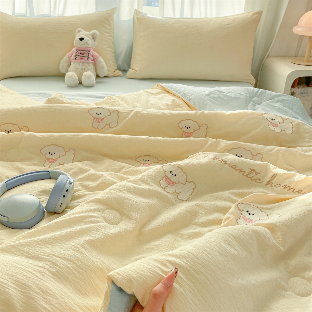 91家纺网 家纺一手货源 找家纺 盛秋家纺 2026新款皱皱纱散点绣夏被-妮可 小狗奶昔白