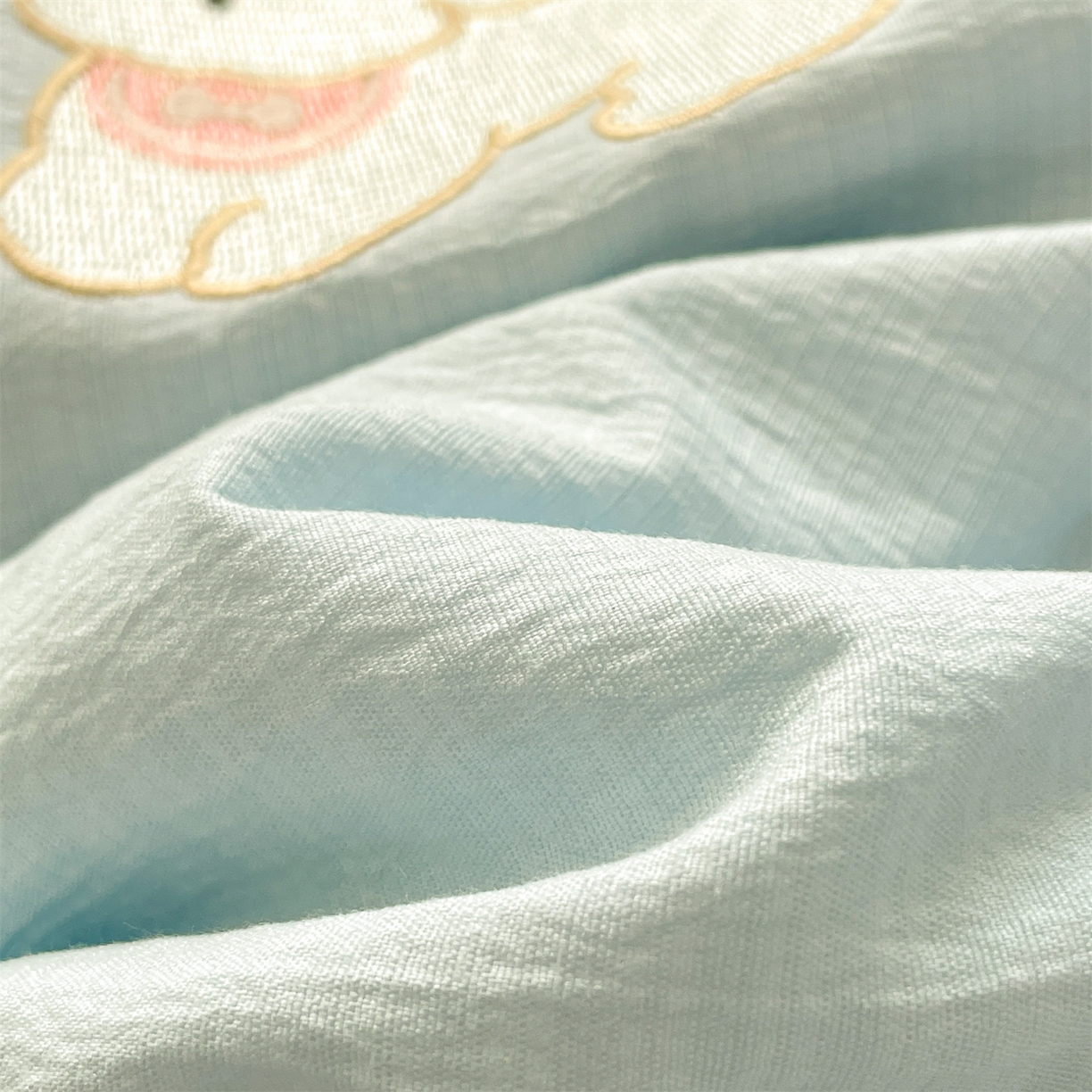 91家纺网 家纺一手货源 找家纺 盛秋家纺 2026新款皱皱纱散点绣夏被-妮可 小狗天空蓝