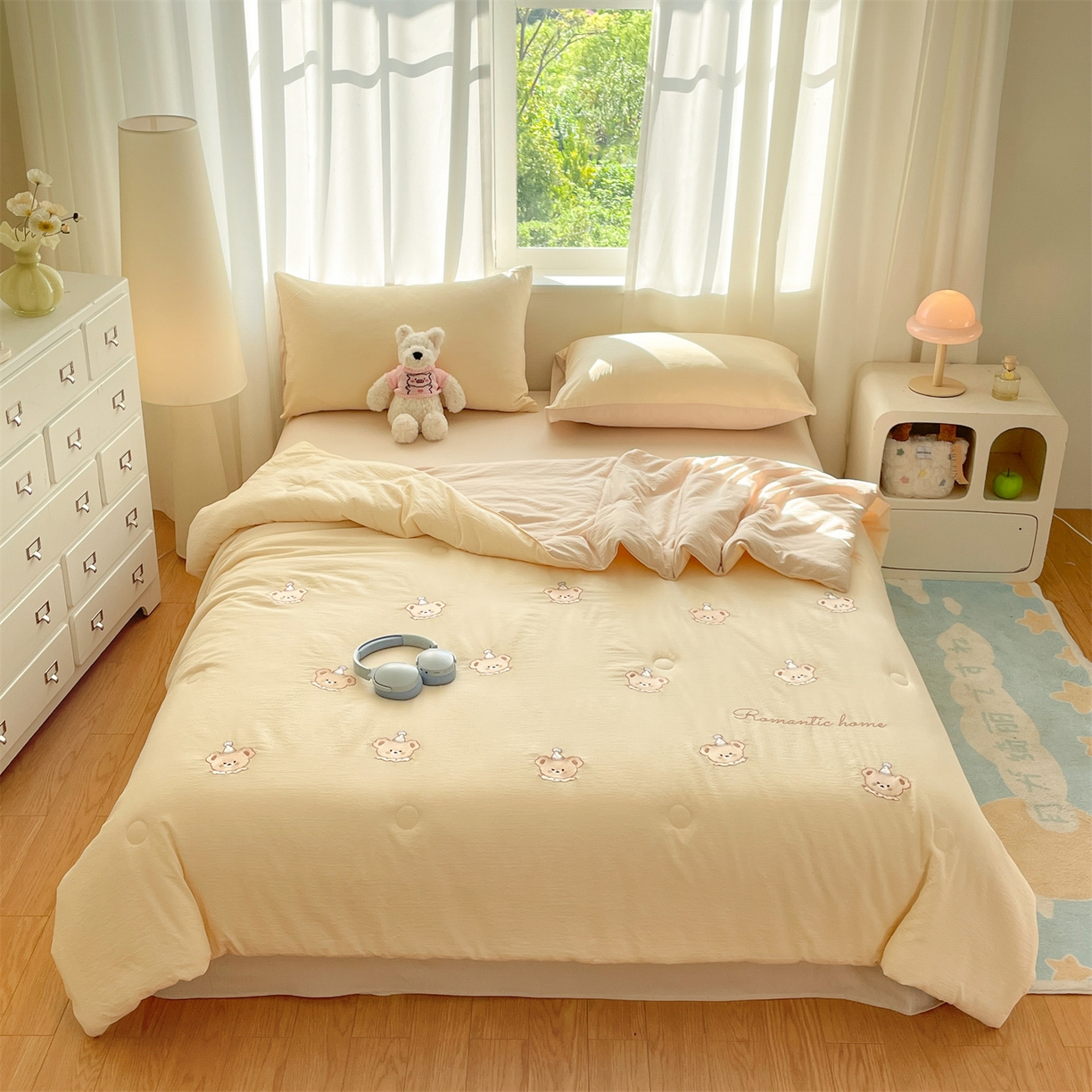 91家纺网 家纺一手货源 找家纺 盛秋家纺 2026新款皱皱纱散点绣夏被-妮可 小熊奶昔白