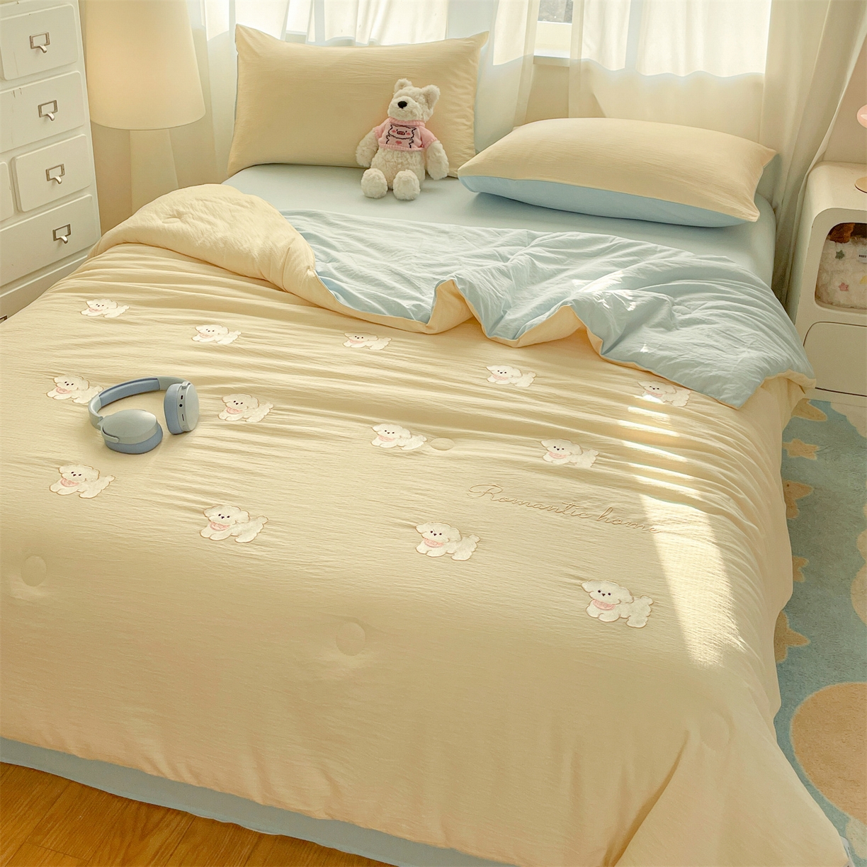 91家纺网 家纺一手货源 找家纺 盛秋家纺 2026新款皱皱纱散点绣夏被-妮可 小狗奶昔白