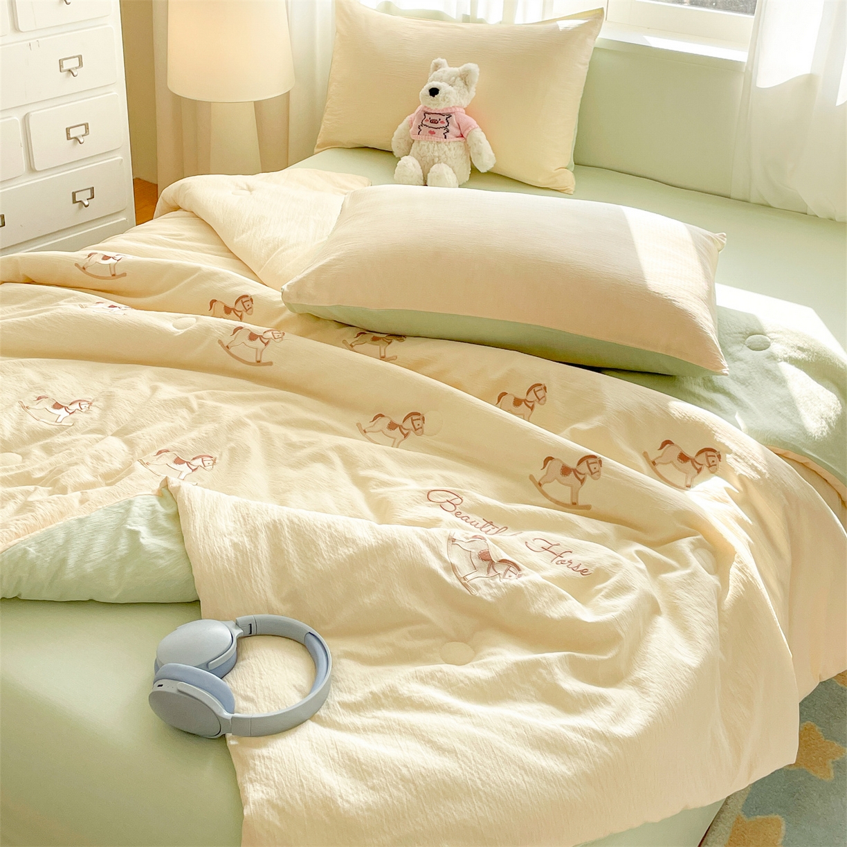 91家纺网 家纺一手货源 找家纺 盛秋家纺 2026新款皱皱纱散点绣夏被-妮可 小马奶黄