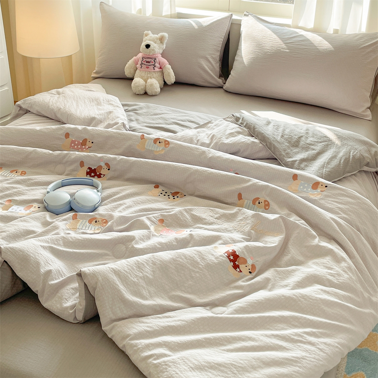 91家纺网 家纺一手货源 找家纺 盛秋家纺 2026新款皱皱纱散点绣夏被-妮可 腊肠狗山灰