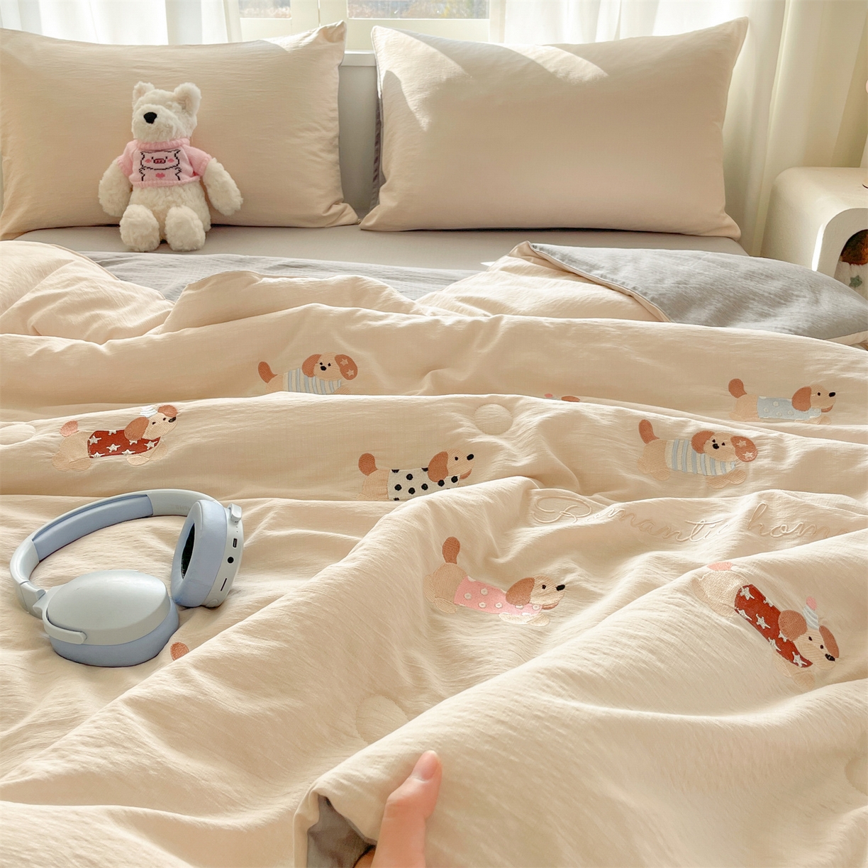 91家纺网 家纺一手货源 找家纺 盛秋家纺 2026新款皱皱纱散点绣夏被-妮可 腊肠狗梧桐杏