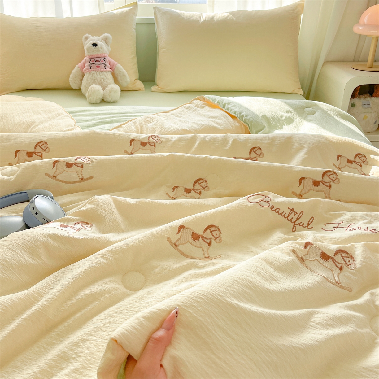 91家纺网 家纺一手货源 找家纺 盛秋家纺 2026新款皱皱纱散点绣夏被-妮可 小马奶黄