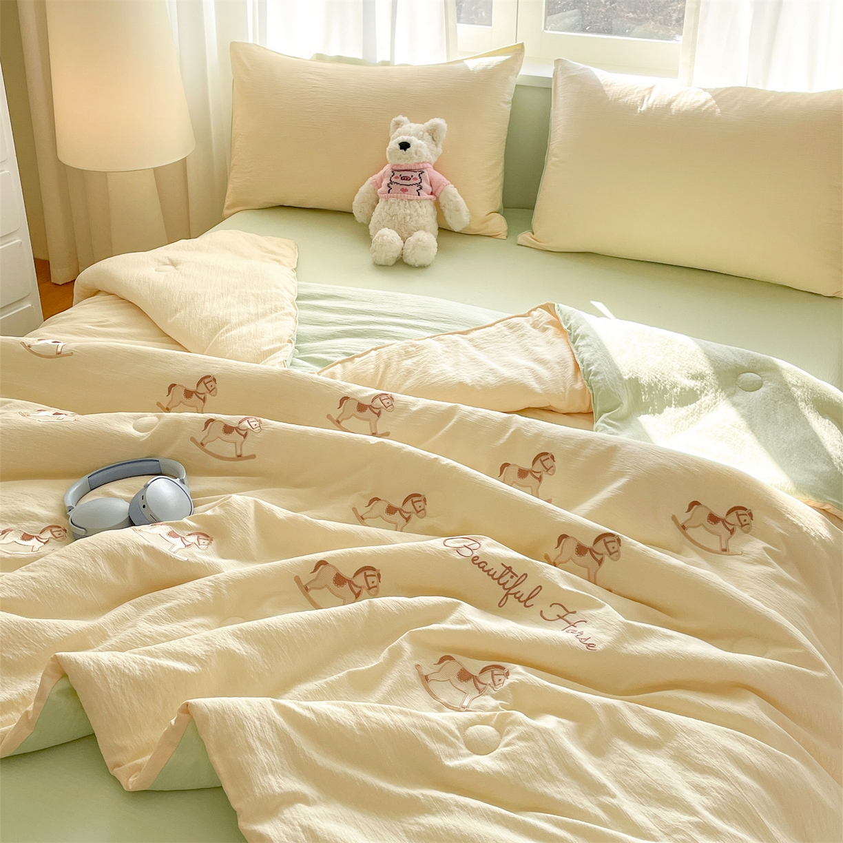 91家纺网 家纺一手货源 找家纺 盛秋家纺 2026新款皱皱纱散点绣夏被-妮可 小马奶黄