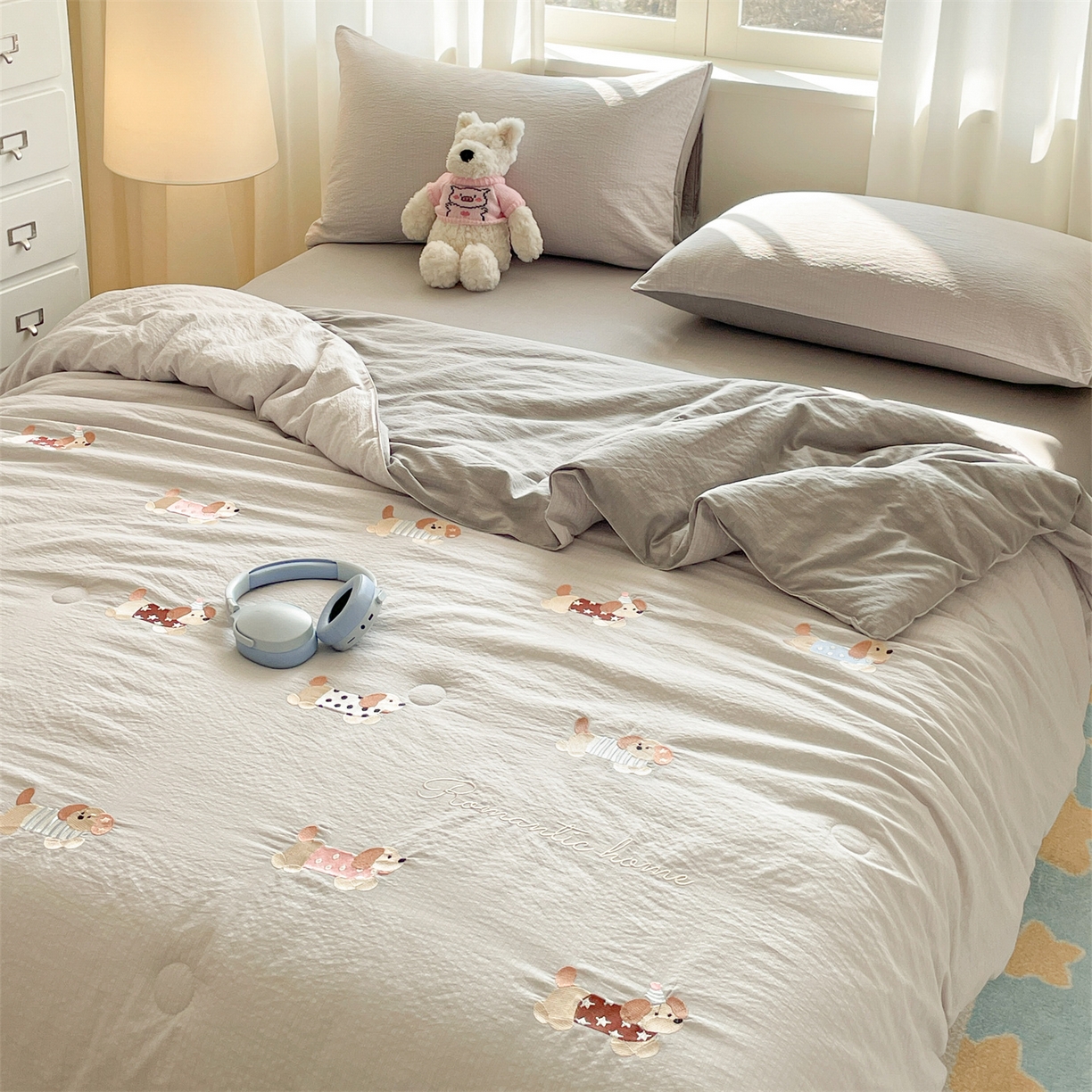 91家纺网 家纺一手货源 找家纺 盛秋家纺 2026新款皱皱纱散点绣夏被-妮可 腊肠狗山灰