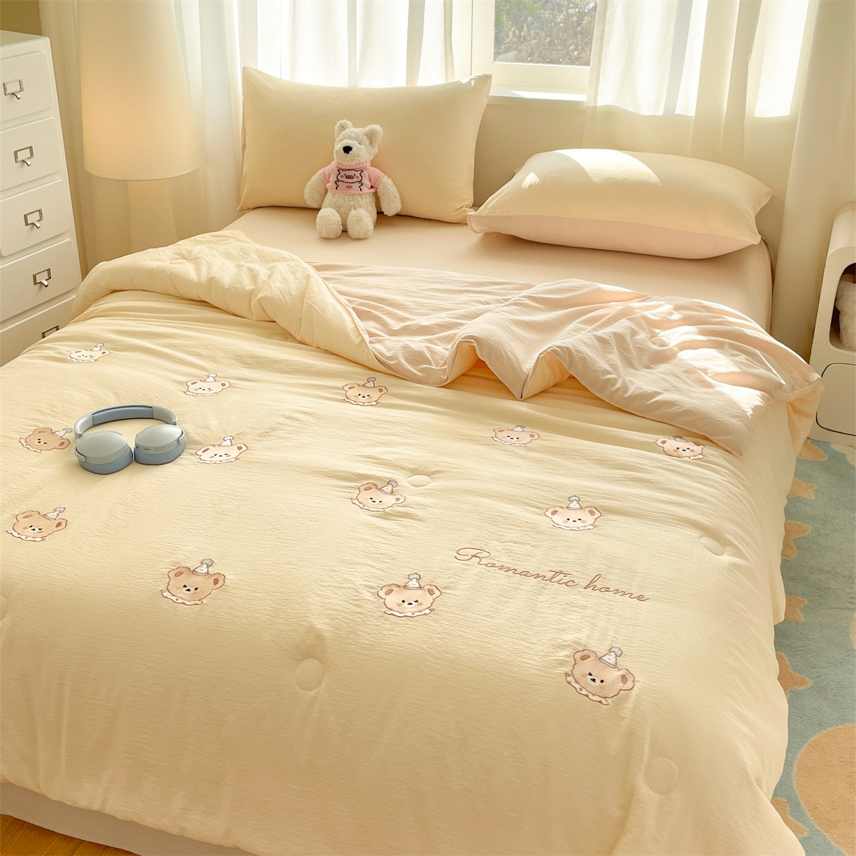 91家纺网 家纺一手货源 找家纺 盛秋家纺 2026新款皱皱纱散点绣夏被-妮可 小熊奶昔白