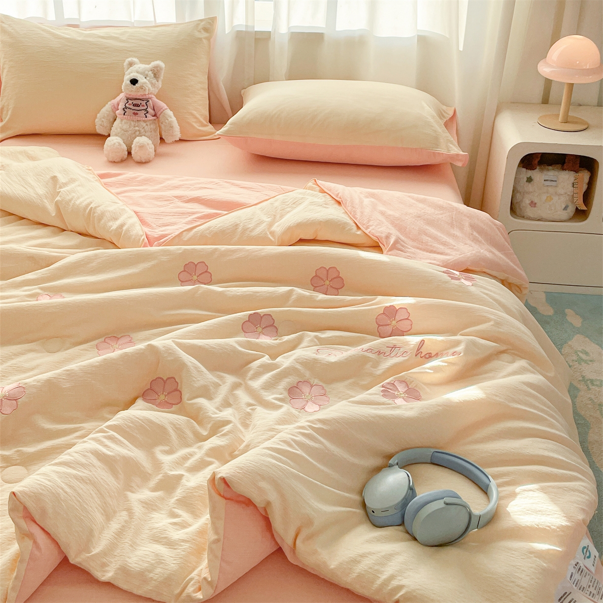 91家纺网 家纺一手货源 找家纺 盛秋家纺 2026新款皱皱纱散点绣夏被-妮可 花朵奶昔白