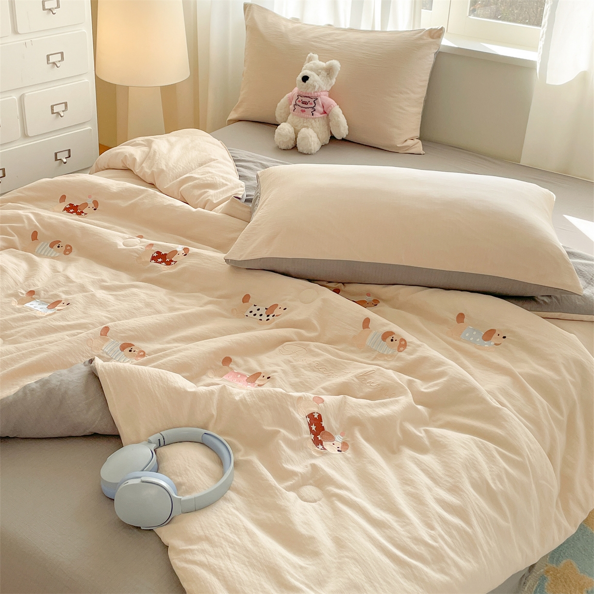 91家纺网 家纺一手货源 找家纺 盛秋家纺 2026新款皱皱纱散点绣夏被-妮可 腊肠狗梧桐杏