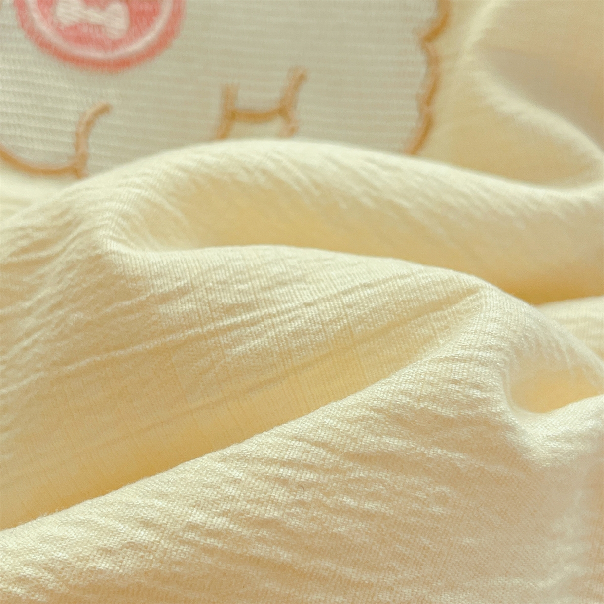 91家纺网 家纺一手货源 找家纺 盛秋家纺 2026新款皱皱纱散点绣夏被-妮可 小狗奶昔白