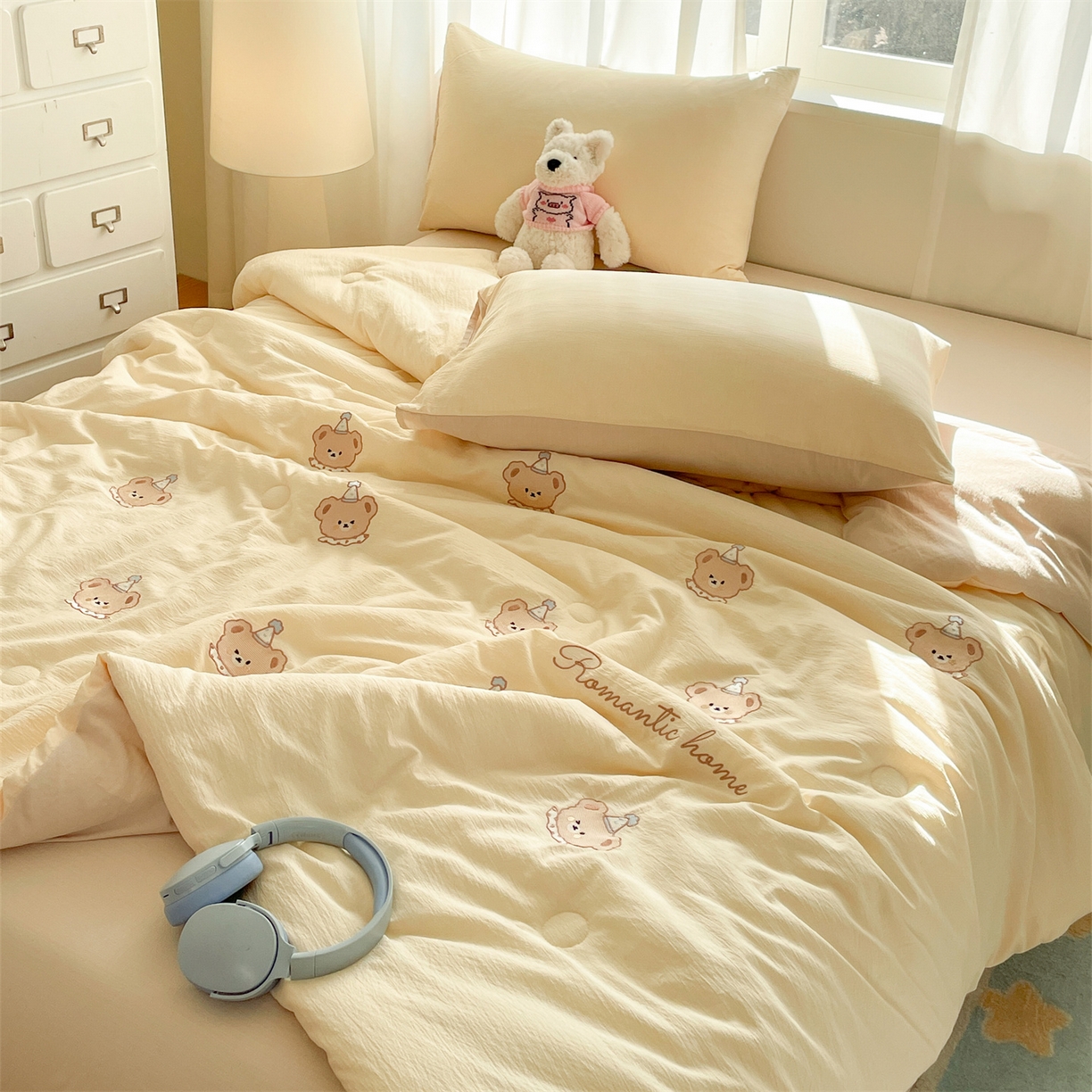 91家纺网 家纺一手货源 找家纺 盛秋家纺 2026新款皱皱纱散点绣夏被-妮可 小熊奶昔白