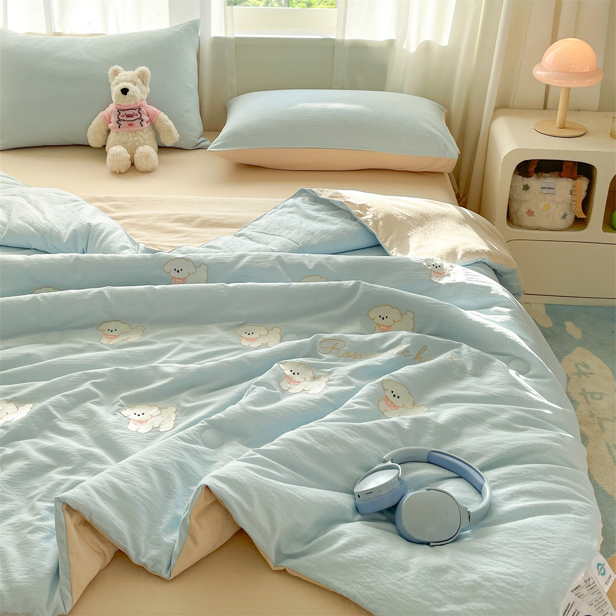 91家纺网 家纺一手货源 找家纺 盛秋家纺 2026新款皱皱纱散点绣夏被-妮可 小狗天空蓝