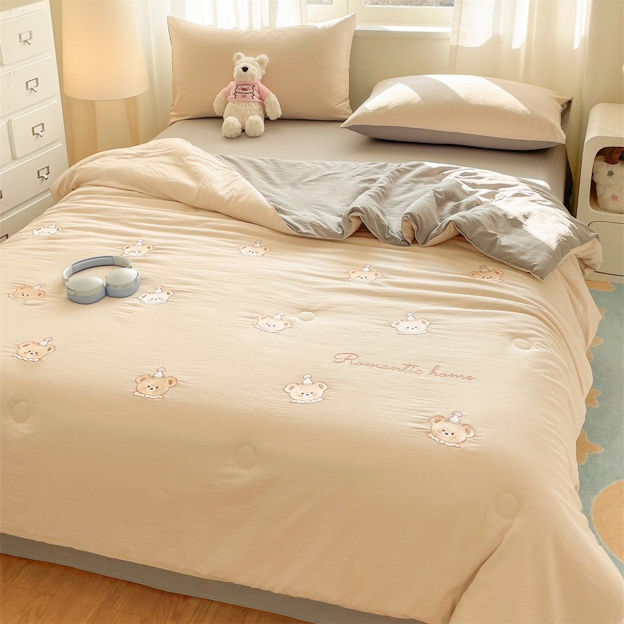 91家纺网 家纺一手货源 找家纺 盛秋家纺 2026新款皱皱纱散点绣夏被-妮可 小熊梧桐杏