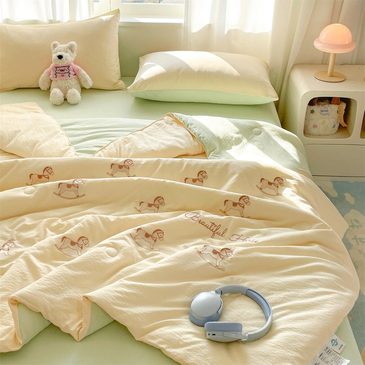 91家纺网 家纺一手货源 找家纺 盛秋家纺 2026新款皱皱纱散点绣夏被-妮可 小马奶黄