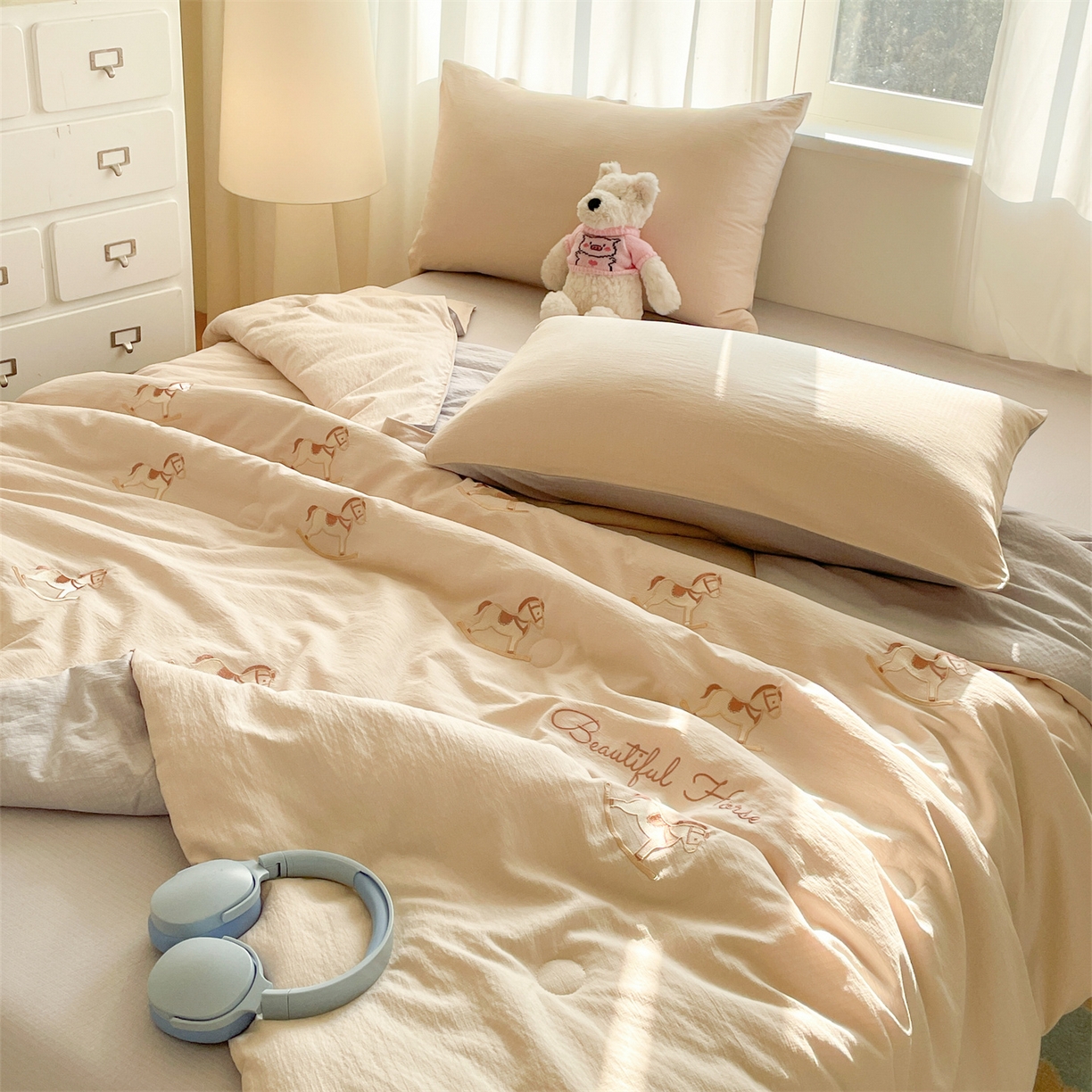 91家纺网 家纺一手货源 找家纺 盛秋家纺 2026新款皱皱纱散点绣夏被-妮可 小马梧桐杏