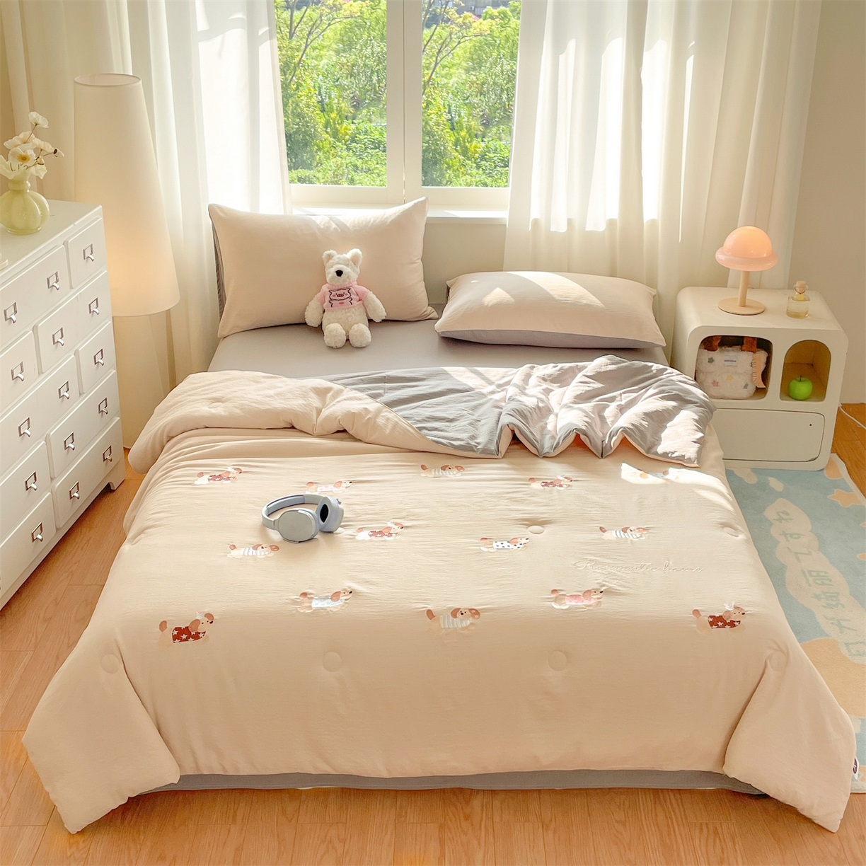 91家纺网 家纺一手货源 找家纺 盛秋家纺 2026新款皱皱纱散点绣夏被-妮可 腊肠狗梧桐杏