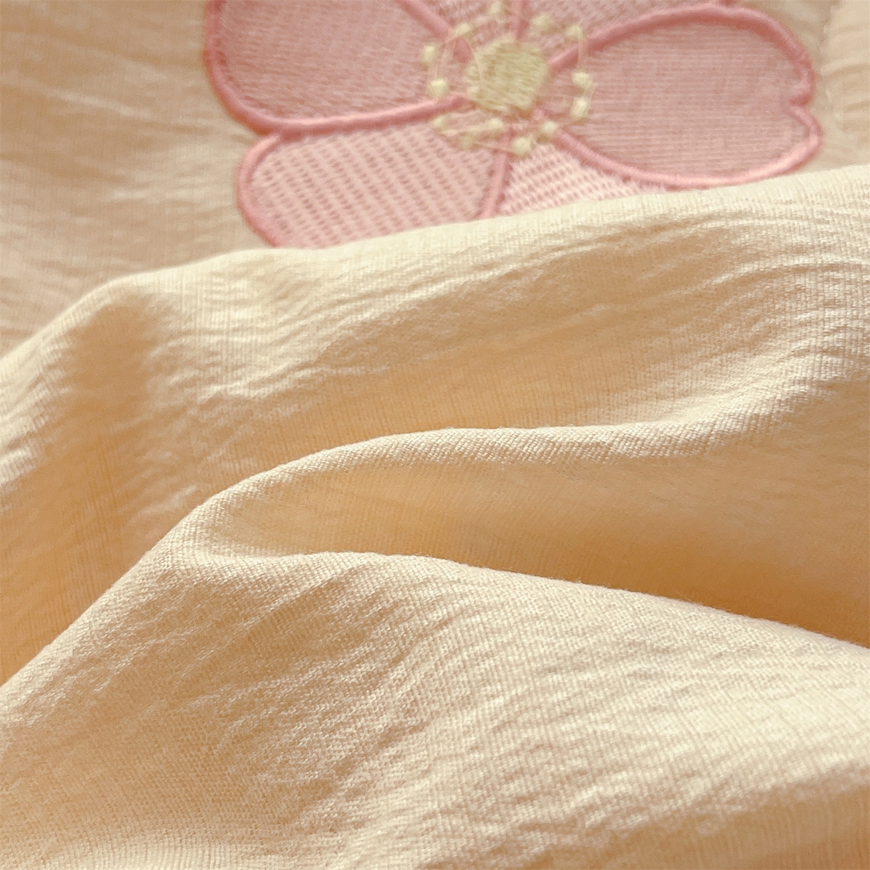 91家纺网 家纺一手货源 找家纺 盛秋家纺 2026新款皱皱纱散点绣夏被-妮可 花朵奶昔白