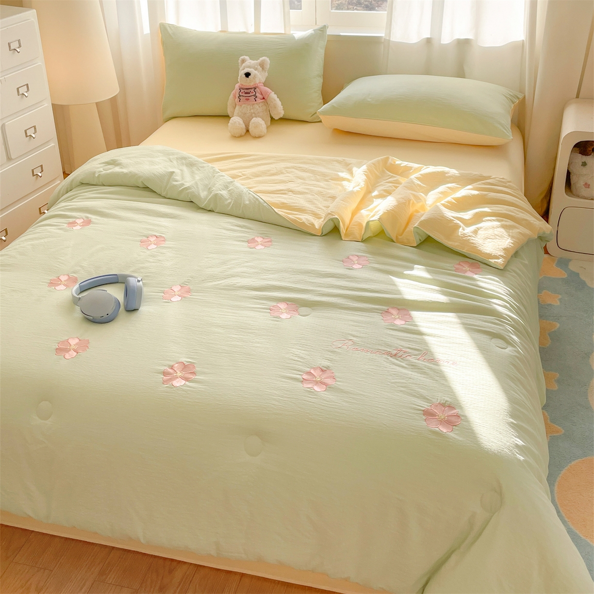 91家纺网 家纺一手货源 找家纺 盛秋家纺 2026新款皱皱纱散点绣夏被-妮可 花朵清新绿