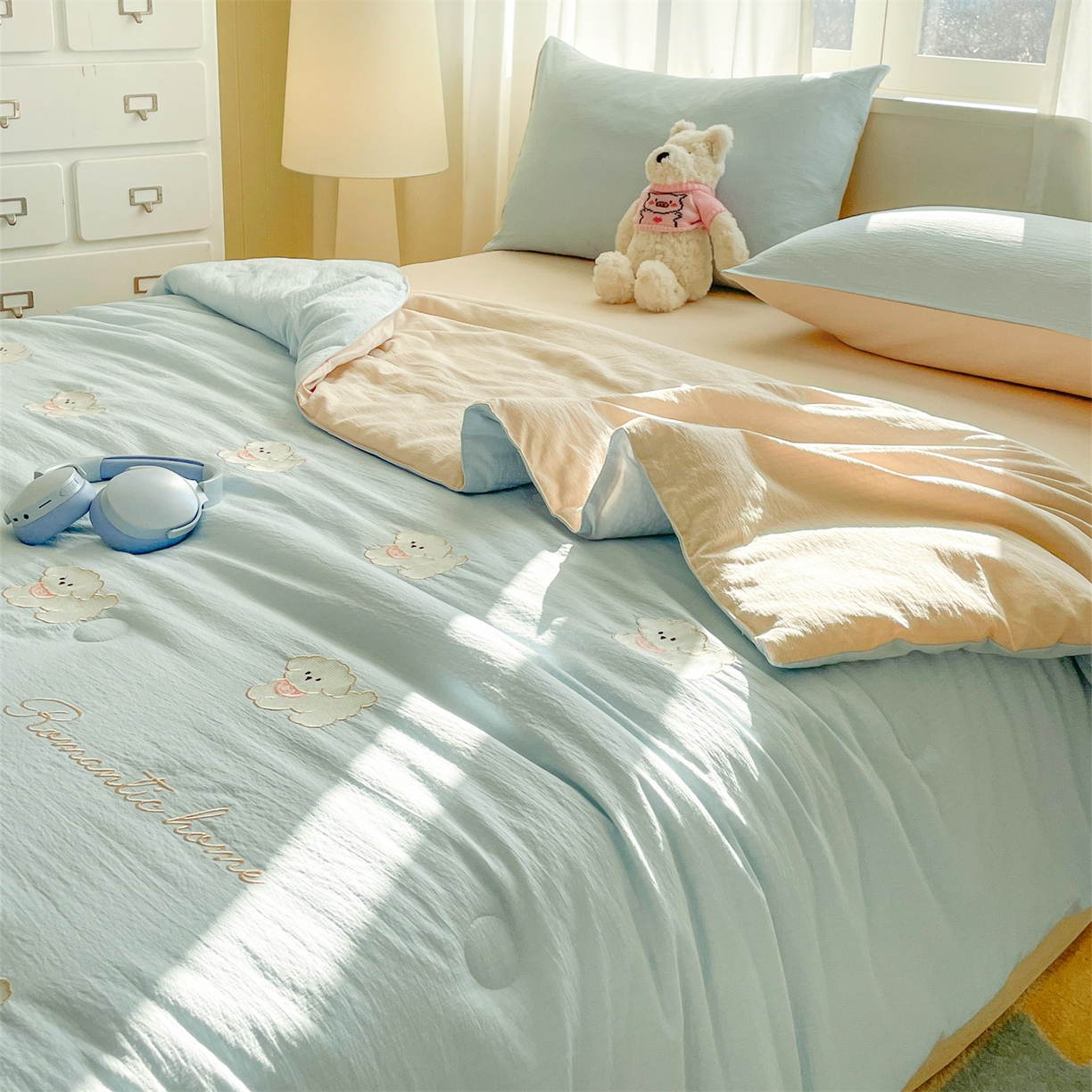 91家纺网 家纺一手货源 找家纺 盛秋家纺 2026新款皱皱纱散点绣夏被-妮可 小狗天空蓝