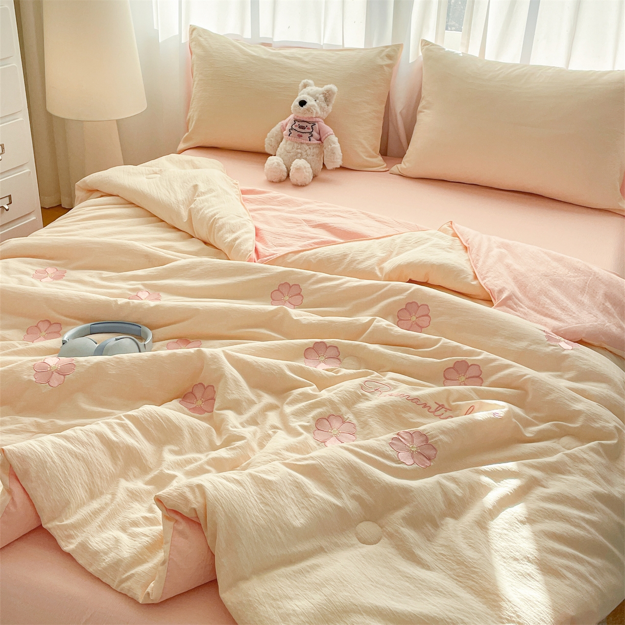 91家纺网 家纺一手货源 找家纺 盛秋家纺 2026新款皱皱纱散点绣夏被-妮可 花朵奶昔白