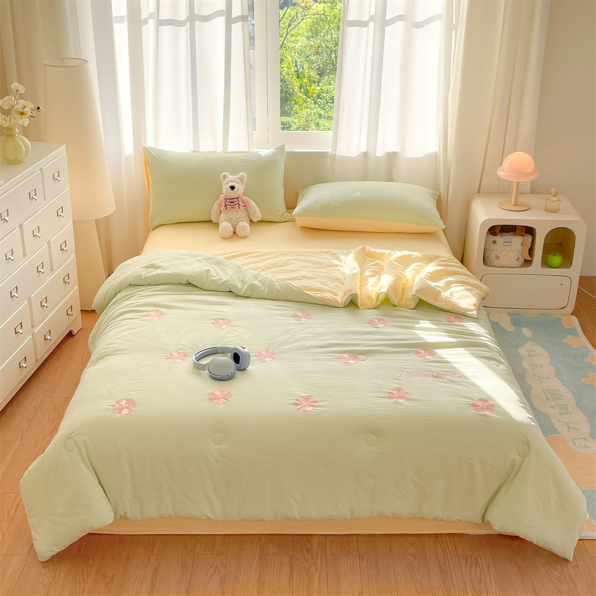 91家纺网 家纺一手货源 找家纺 盛秋家纺 2026新款皱皱纱散点绣夏被-妮可 花朵清新绿