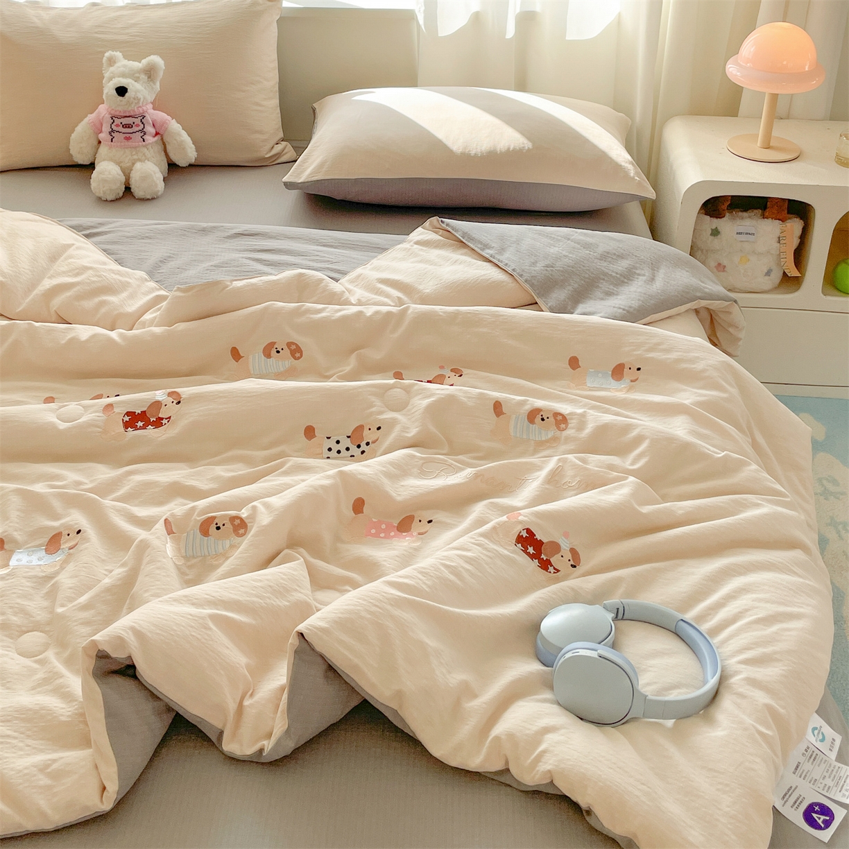 91家纺网 家纺一手货源 找家纺 盛秋家纺 2026新款皱皱纱散点绣夏被-妮可 腊肠狗梧桐杏