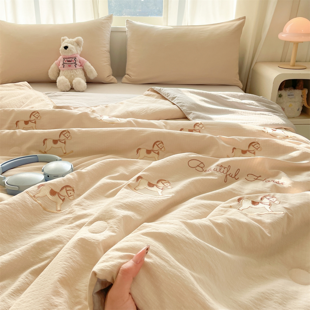 91家纺网 家纺一手货源 找家纺 盛秋家纺 2026新款皱皱纱散点绣夏被-妮可 小马梧桐杏