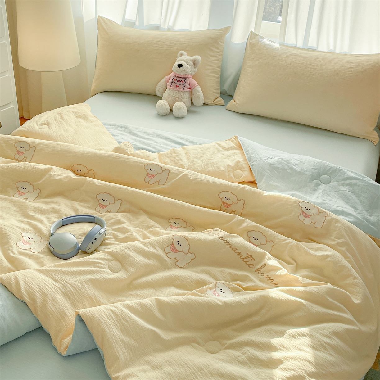 91家纺网 家纺一手货源 找家纺 盛秋家纺 2026新款皱皱纱散点绣夏被-妮可 小狗奶昔白