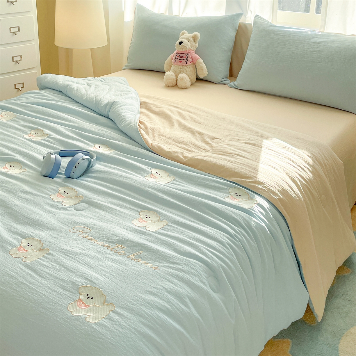 91家纺网 家纺一手货源 找家纺 盛秋家纺 2026新款皱皱纱散点绣夏被-妮可 小狗天空蓝