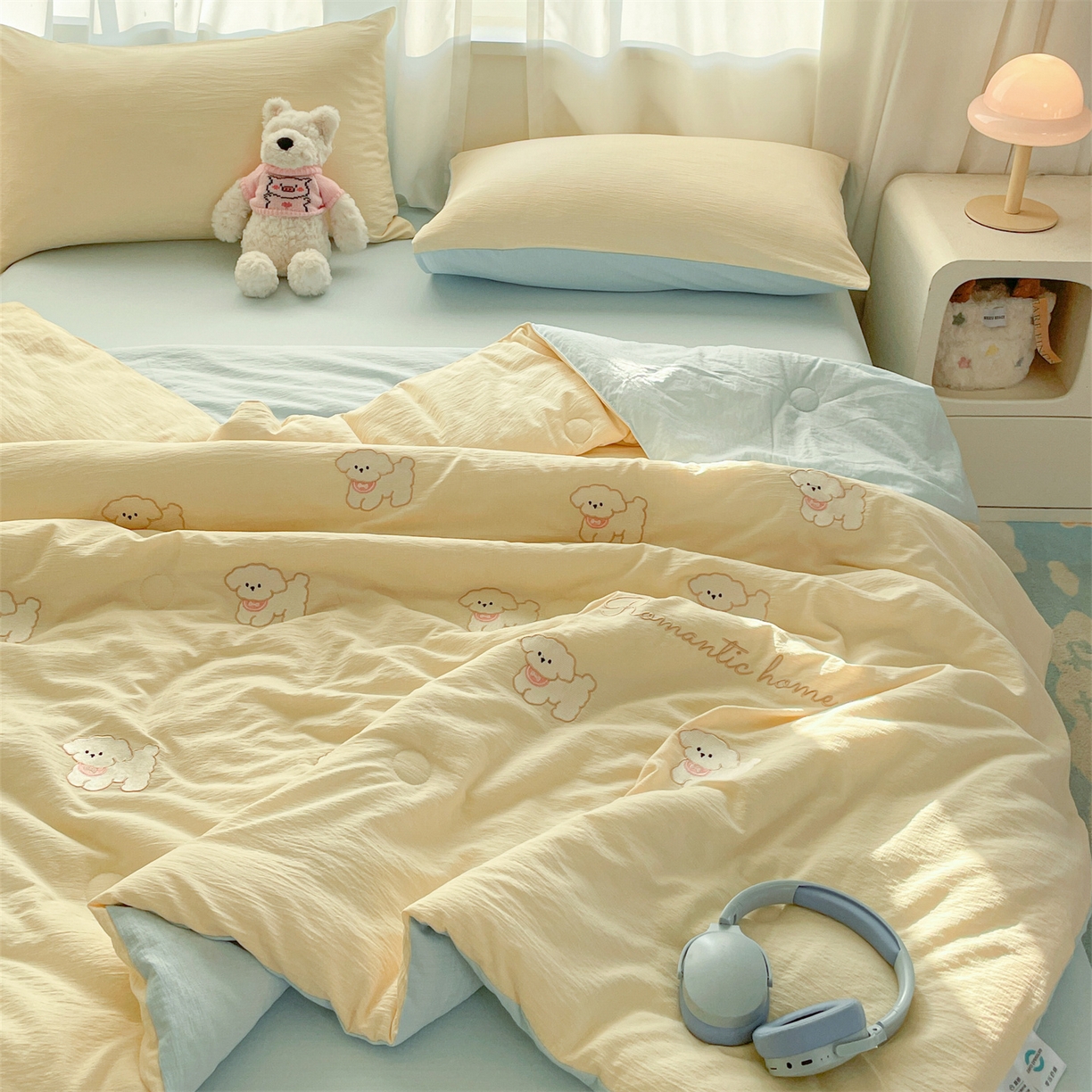 91家纺网 家纺一手货源 找家纺 盛秋家纺 2026新款皱皱纱散点绣夏被-妮可 小狗奶昔白