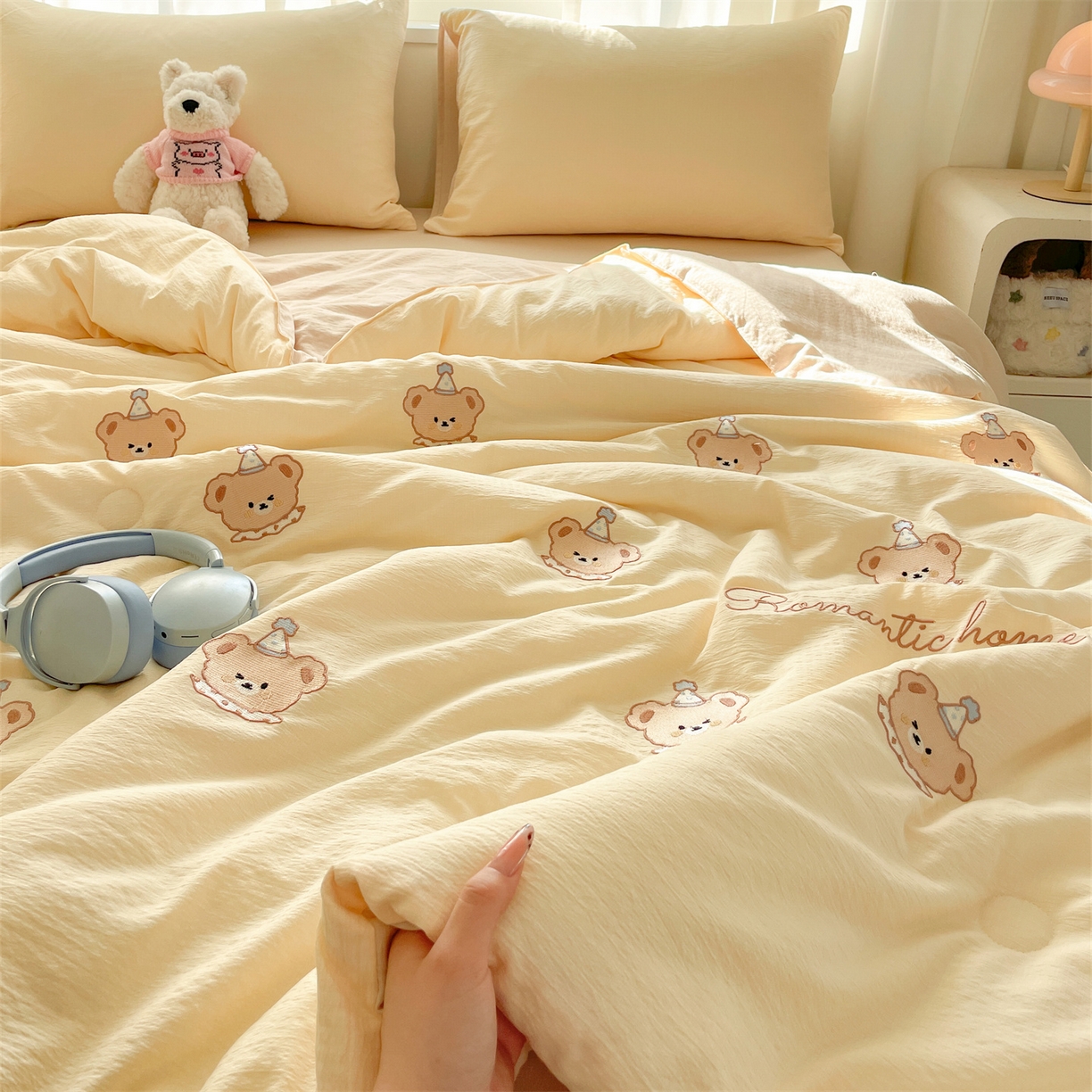 91家纺网 家纺一手货源 找家纺 盛秋家纺 2026新款皱皱纱散点绣夏被-妮可 小熊奶昔白