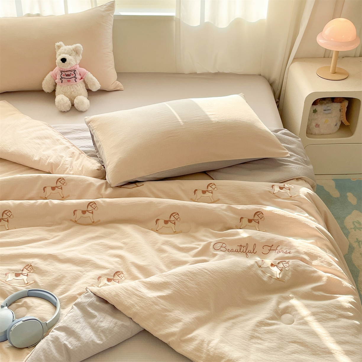 91家纺网 家纺一手货源 找家纺 盛秋家纺 2026新款皱皱纱散点绣夏被-妮可 小马梧桐杏