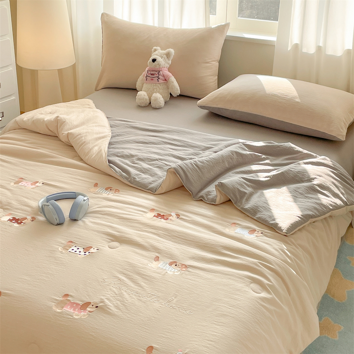 91家纺网 家纺一手货源 找家纺 盛秋家纺 2026新款皱皱纱散点绣夏被-妮可 腊肠狗梧桐杏