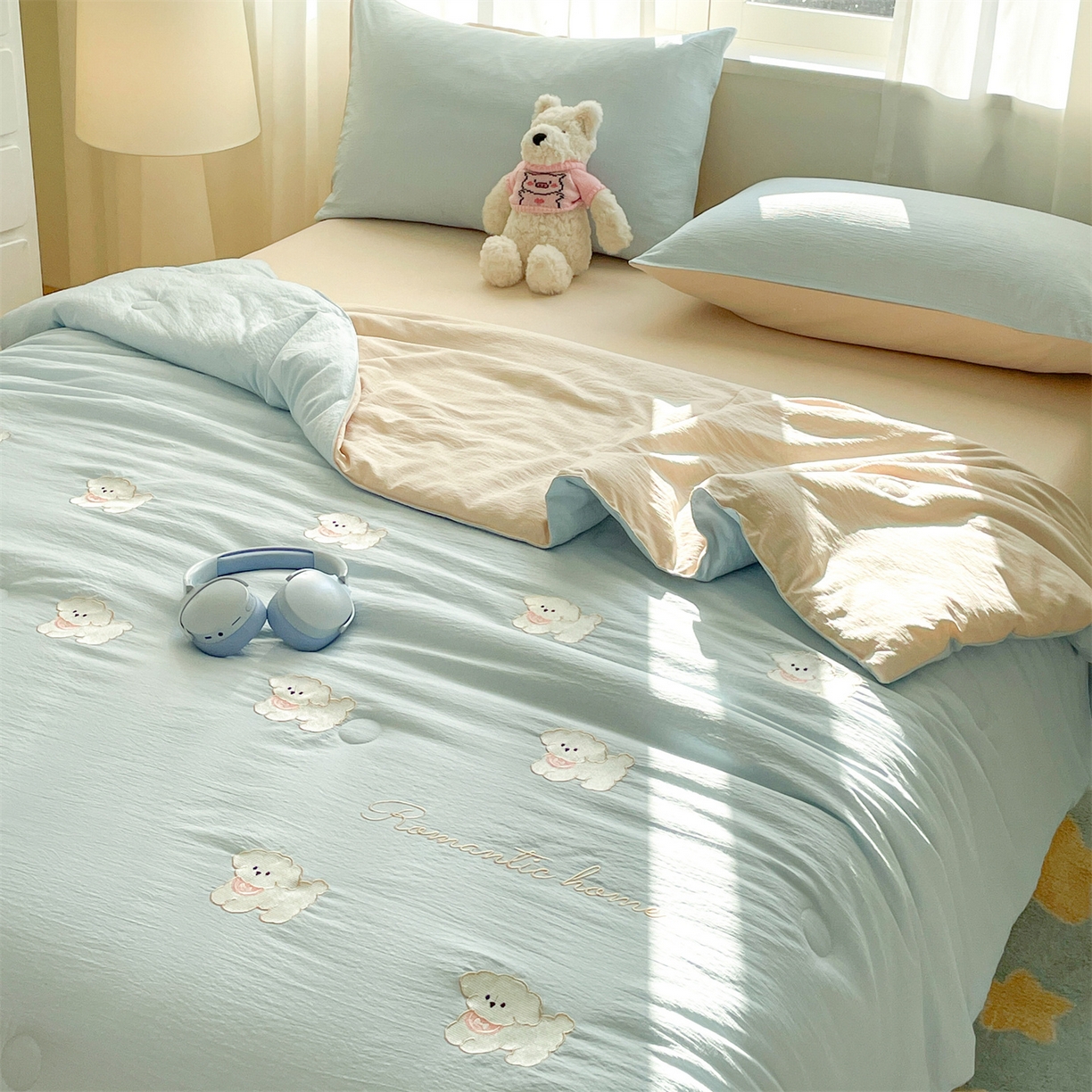 91家纺网 家纺一手货源 找家纺 盛秋家纺 2026新款皱皱纱散点绣夏被-妮可 小狗天空蓝