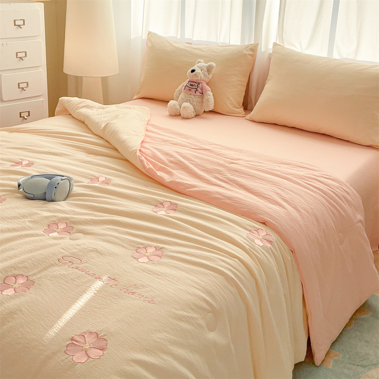 91家纺网 家纺一手货源 找家纺 盛秋家纺 2026新款皱皱纱散点绣夏被-妮可 花朵奶昔白