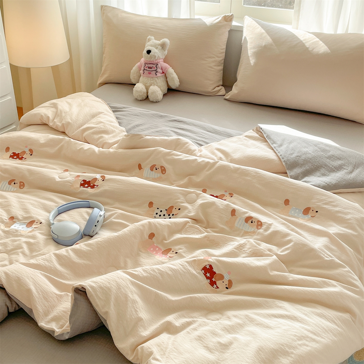 91家纺网 家纺一手货源 找家纺 盛秋家纺 2026新款皱皱纱散点绣夏被-妮可 腊肠狗梧桐杏