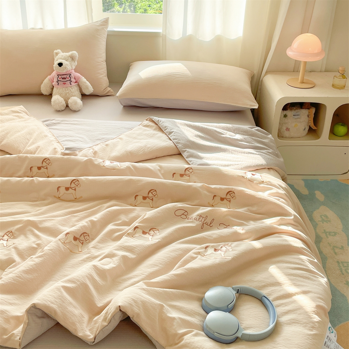 91家纺网 家纺一手货源 找家纺 盛秋家纺 2026新款皱皱纱散点绣夏被-妮可 小马梧桐杏