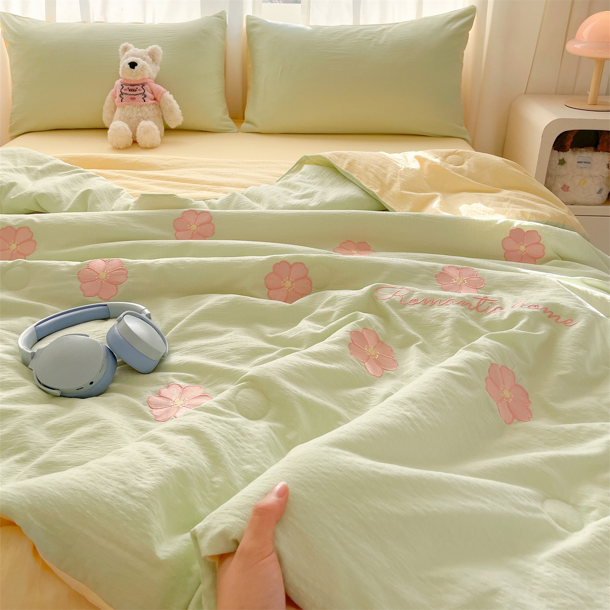 91家纺网 家纺一手货源 找家纺 盛秋家纺 2026新款皱皱纱散点绣夏被-妮可 花朵清新绿