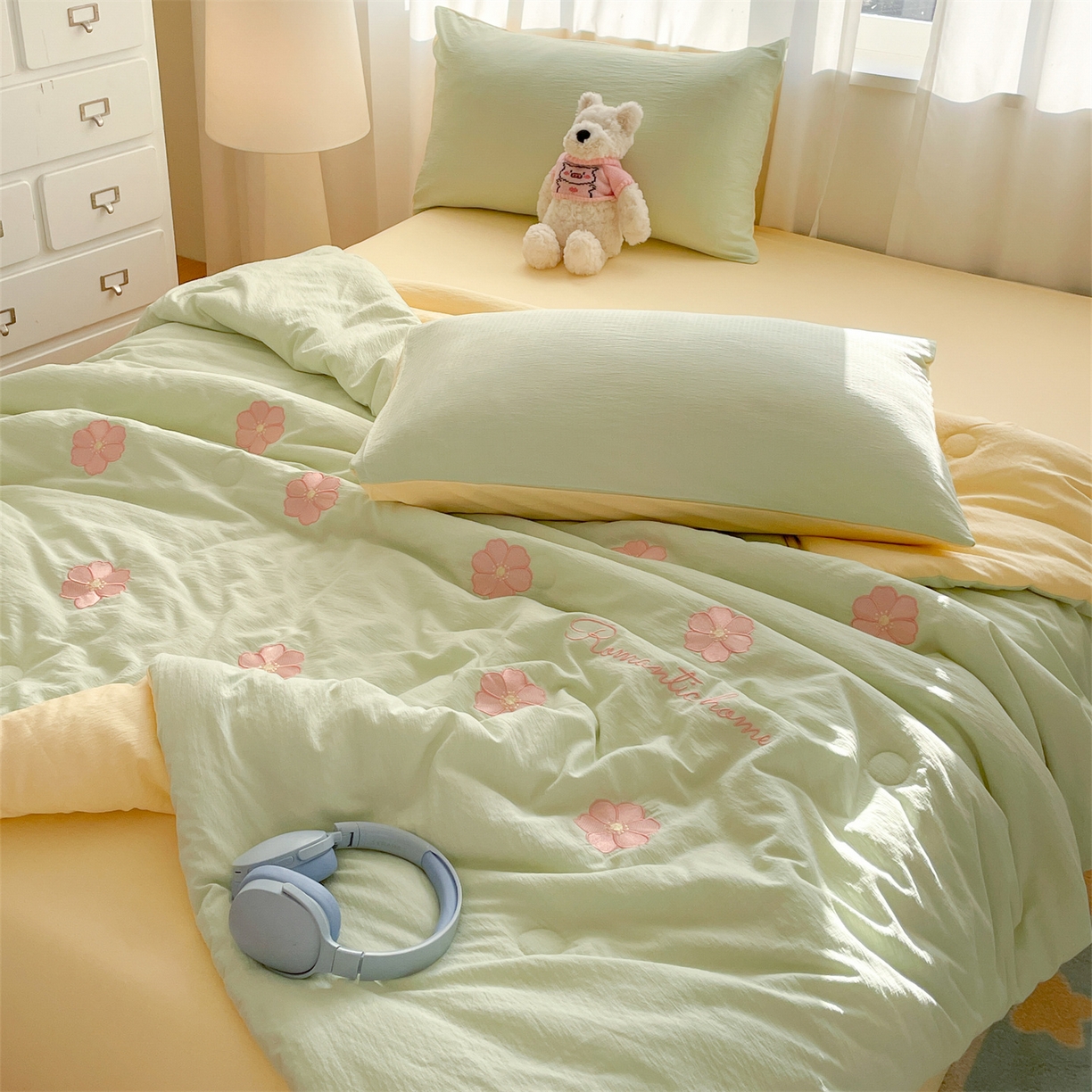 91家纺网 家纺一手货源 找家纺 盛秋家纺 2026新款皱皱纱散点绣夏被-妮可 花朵清新绿