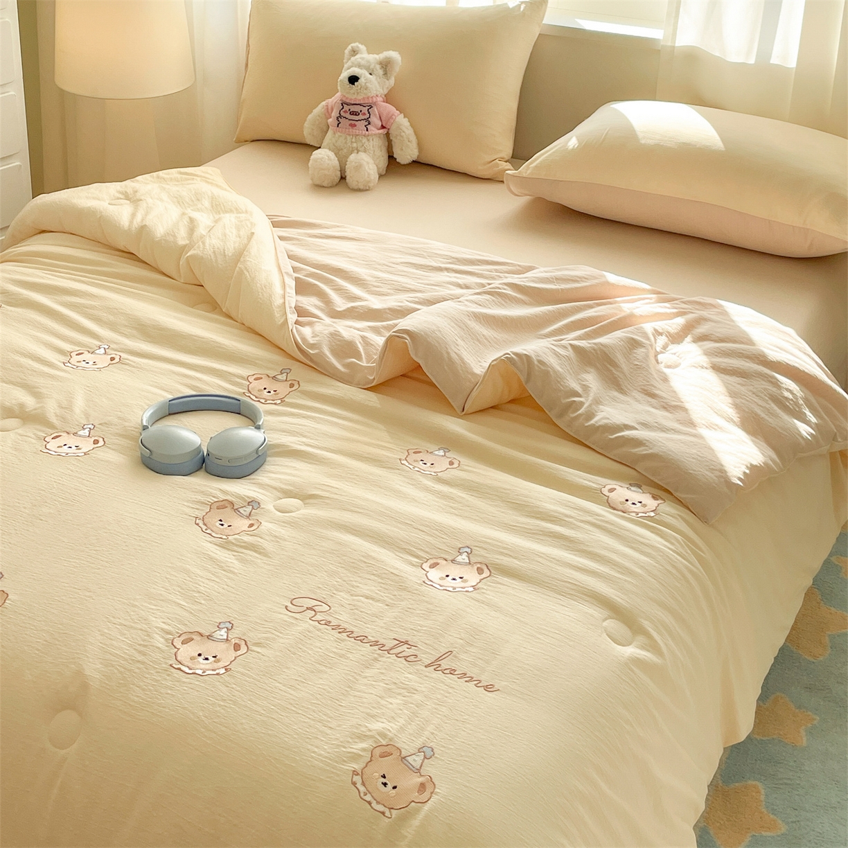 91家纺网 家纺一手货源 找家纺 盛秋家纺 2026新款皱皱纱散点绣夏被-妮可 小熊奶昔白