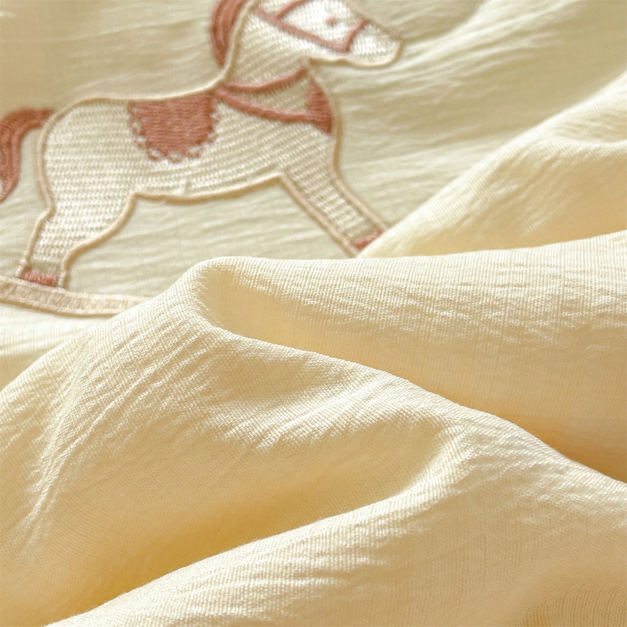 91家纺网 家纺一手货源 找家纺 盛秋家纺 2026新款皱皱纱散点绣夏被-妮可 小马奶黄