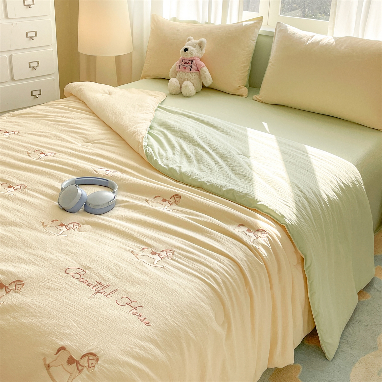 91家纺网 家纺一手货源 找家纺 盛秋家纺 2026新款皱皱纱散点绣夏被-妮可 小马奶黄