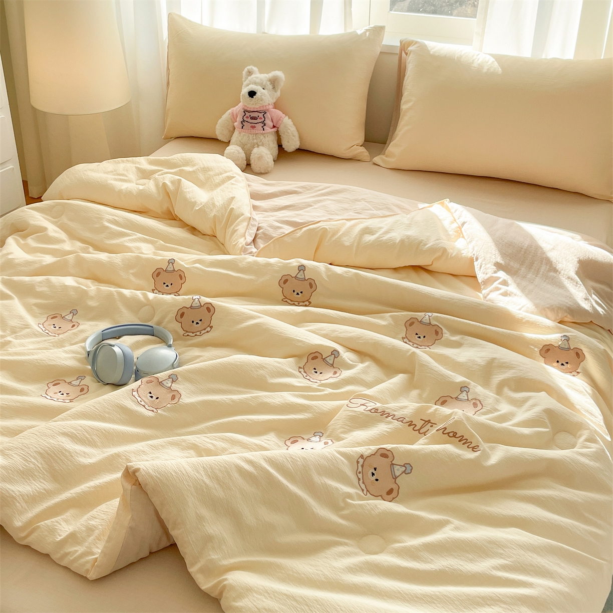 91家纺网 家纺一手货源 找家纺 盛秋家纺 2026新款皱皱纱散点绣夏被-妮可 小熊奶昔白